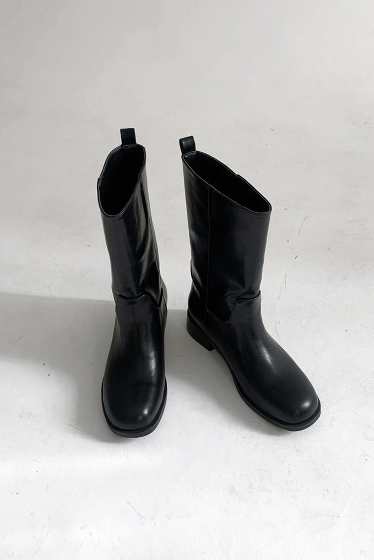 BLACK MIDDLE BOOTS
