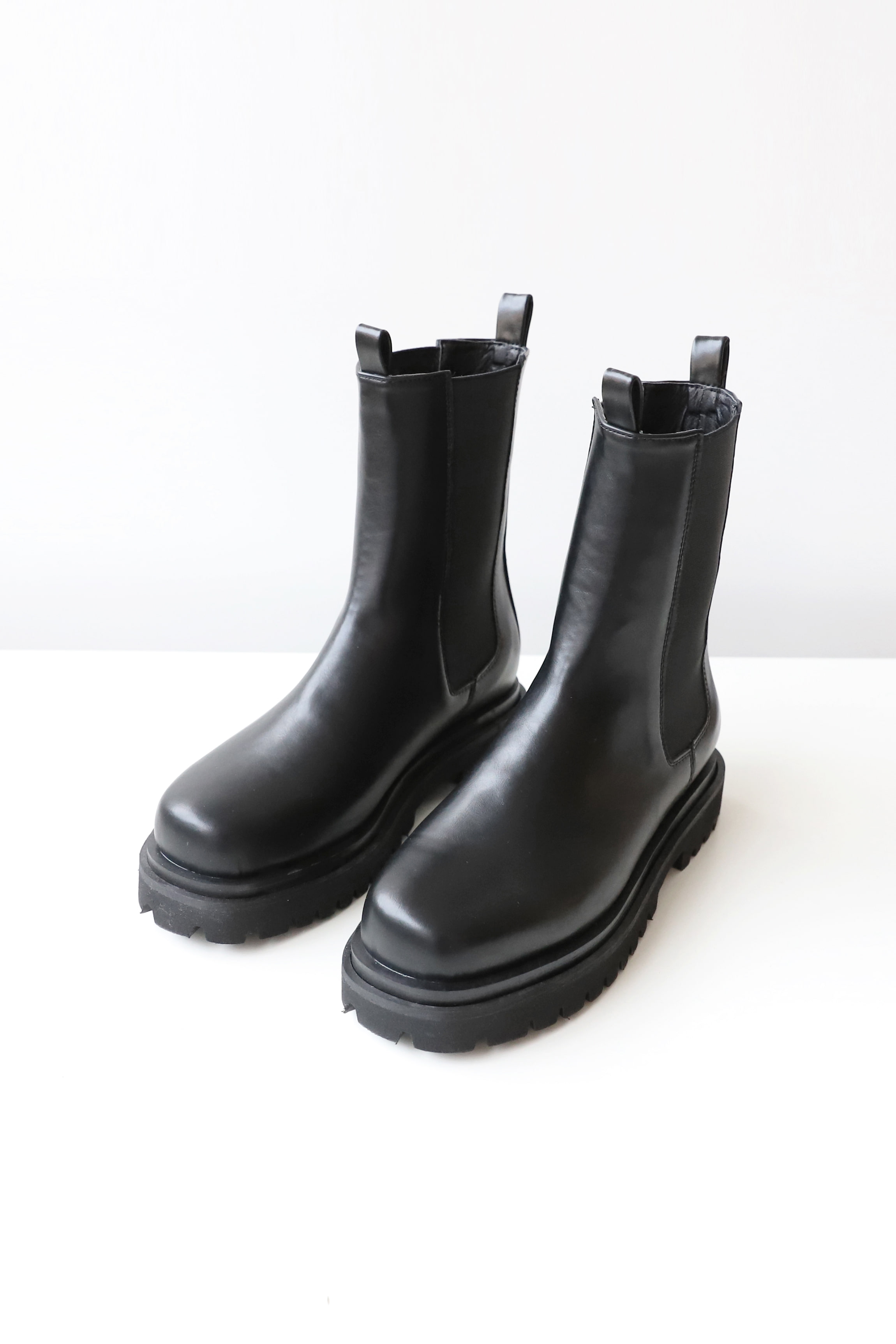 BOLD MIDDLE CHELSEA BOOTS(2COLORS)